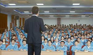 注重科研合作、汇聚人才